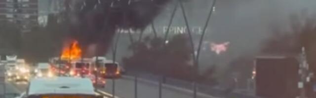 Izgoreo autobus na Brankovom mostu! Kolaps u saobraćaju, most zatvoren u smeru ka Novom Beogradu (FOTO)