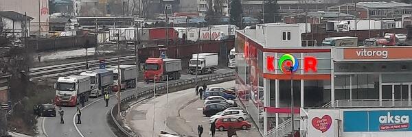 Prevrnuo se kamion kod železničke stanice u Krčagovu