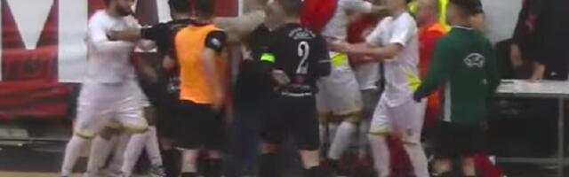 Haos u Novom Sadu: Opšta tuča na futsalu (VIDEO)