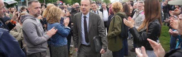 "Ne damo rektora": Veliki broj građana došao ispred policije da podrži Vladana Đokića (VIDEO, FOTO)