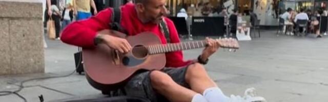 Bio je zvezda Premijer lige, pobedio rak, a sada peva na ulici! Svira gitaru i tera suze na oči fanovima (VIDEO)