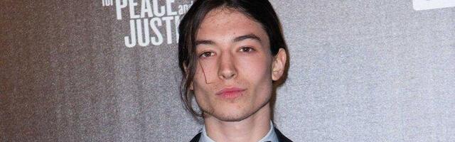 SKANDALOZNI GLUMAC UHVAĆEN U KANU SA KOKARDOM! Šuška se da je ljubav našao u BEOGRADU, posećuje gej mesta, a šeta ČETNIČKE simbole! (VIDEO)