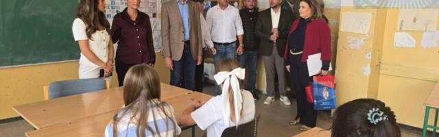 Besplatne torbe i školski pribor delili u Preševu i Bujanovcu