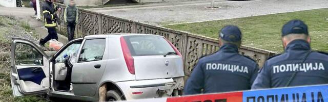 Nesvakidašnja nezgoda kod Šapca: Sleteo s puta, pa završio na drvetu (FOTO)