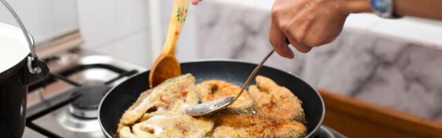 Kako ispržiti ribu, a da se ne zalepi za tiganj: Pomoću ovih caka teško i da će zagoreti, a ukus je savršen