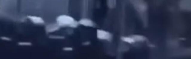 Ovo je trenutak kada navijači Novog Pazara kamenuju autobus Delija: Pogledajte snimak haosa iz drugog ugla