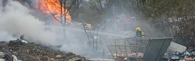 (FOTO) POZNATO ŠTA JE GORELO NA ČUKARIČKOJ PADINI! Vatra se brzo proširila, pa ZAHVATILA više objekata: Intervenisalo 13 vatrogasaca sa četiri vozila!