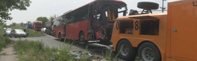 STRAVIČAN SUDAR KAMIONA I AUTOBUSA: Najmanje 16 poginulih, život u požaru izgubila i oba vozača
