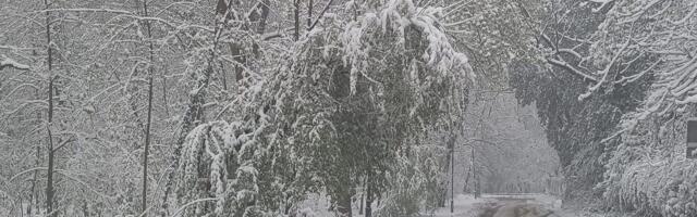 Sneg usred maja zatrpao srpsku planinu! Pogledajte kako se vozilo jedva probija kroz mećavu!