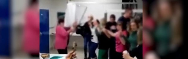 Hrvatski lekari usred kovid bolnice napravili žurku koja je razbesnela sve - u jeku epidemiji pevali i igrali, bez maske i distance