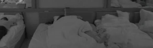 NEMA USTRUČAVANJA PRED KAMERAMA: Terza i Sara se zaigrali ispod pokrivača, pa razbudili ukućane!