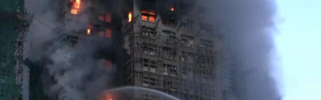 LJUDI ZAROBLJENI U ZGRADI KOJU GUTA VATRA Vatrogasci pokušavaju da obuzdaju plamen, ima povređenih (VIDEO)