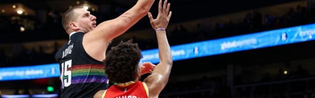 Svi su u čudu gledali Jokićevu ruku kada je seo na klupu (FOTO)