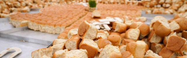 Ломљење божићне чеснице у среду испред Храма Светог Саве