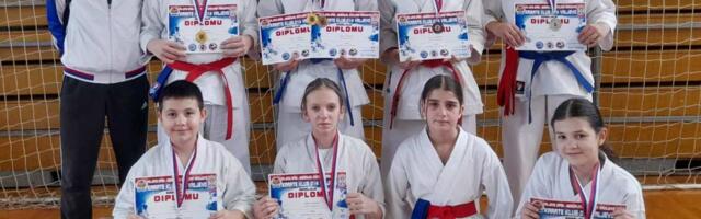 DOMINACIJA MLADIH KARATISTA MIONICE: Iz Valjeva se vratili sa osam medalja!