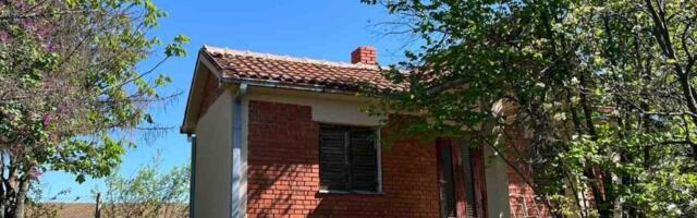 Milena prodaje vikendicu s placem za 14.000€: Ispred kuće bunar, asfalt, novi krov, ali ima jednu manu FOTO
