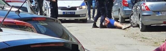 ISPLIVAO UZNEMIRUJUĆI SNIMAK TUČE I PUCNJAVE NASRED ULICE U PROKUPLJU! Čuju se uzvici: "DOSTA, BRE, DOSTA!" (VIDEO)