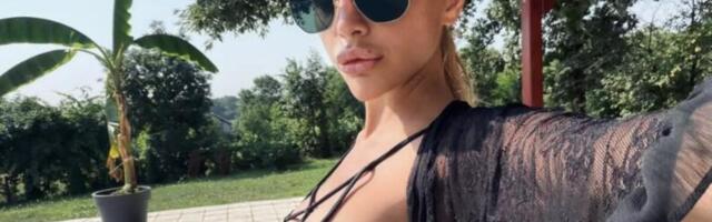 JAKO POPRSJE KIPI IZ MIKRO BIKINIJA: Blagom onom ko se sa njom zaglavi u liftu, plavuša ne da mira muškom rodu