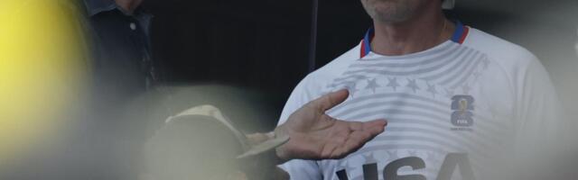 Hoće neko da mu javi da su Amerikanci ispali sa Svetskog prvenstva? Bred Pit u centru pažnje, a kako i da ne bude kad ovako izgleda /FOTO/