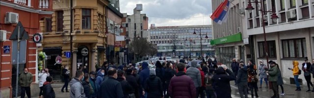 Ugostitelji u Čačku blokirali glavnu ulicu, traže da im Krizni štab dozvoli da rade