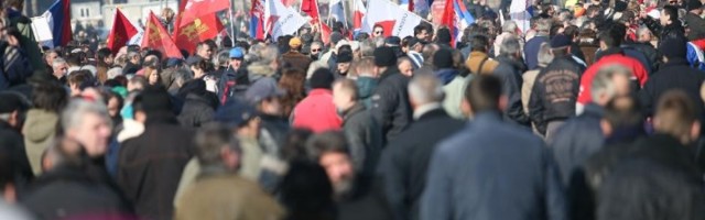 Dovedi 5 ljudi na Vučićev skup i imaš slobodan dan na poslu