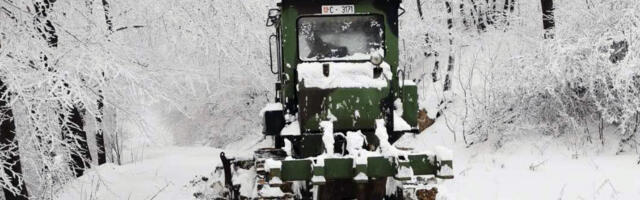 Serbian military clearing roads after two days of snowfall