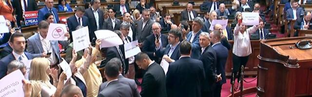 Opozicija pištaljkama BLOKIRALA Parlament (FOTO)