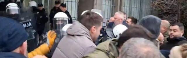 Trenutak kad je policija izletela i odgurala opozicionare (VIDEO)