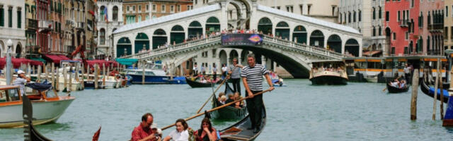ODMAH NOVČANI KAŽNJENI I PROTERANI IZ GRADA! Neverovatno šta su turisti uradili u Veneciji! SNIMAK KOJI JE SABLAZNUO SVET! (VIDEO)