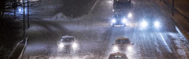 KOLOVOZI VLAŽNI, SNEG U RASKVAŠENOM STANJU U NEKOLIKO GRADOVA: Putevi Srbije upozorili vozače, evo koje deonice su najkritičnije tokom večeri - potreban poseban