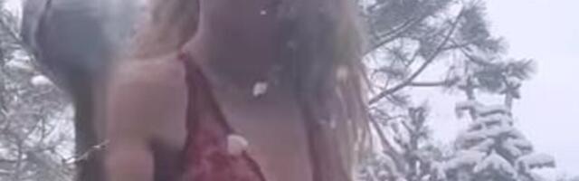 NA OVAKAV DOČEK BI SVI IŠLI! U toplesu izašla na SNEG, CRVENE TANGICE SE USEKLE U ZADNJU LOŽU