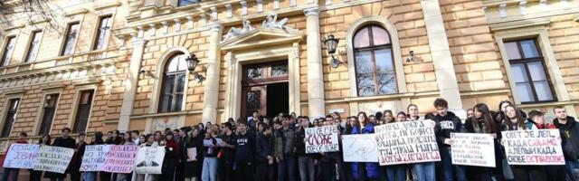 Jovina gimnazija: Učenici bojkotuju nastavu, profesori u strahu od direktora predaju praznim učionicama