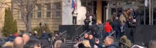VIDEO: Nikola Selaković stigao u Specijalni sud, dočekan povicima "Lopovi, lopovi"