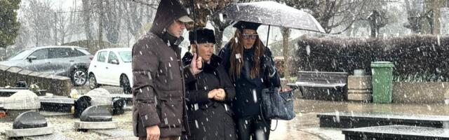 POMEN ŠABANU ŠAULIĆU: Goca ne prestaje da plače, sva u crnom, od nje se ne odvajaju Ilda, Mihajlo i snaja, Sanela u suzama (FOTO)