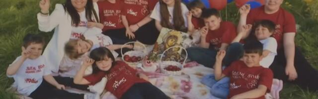 NAJSTARIJEM 21, A NAJMLAĐEM 8! Maja iz Vrdila kod Kraljeva sama podiže 11-oro dece, od smrti supruga ona im je i otac i majka, najmlađe tatu i ne pamti (VIDEO)