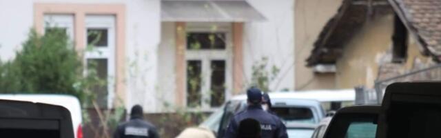 EKSPLOZIJA ODJEKNULA U SREMSKOJ MITROVICI: Bomba postavljena pod "Audi" aktivirana usred dana!