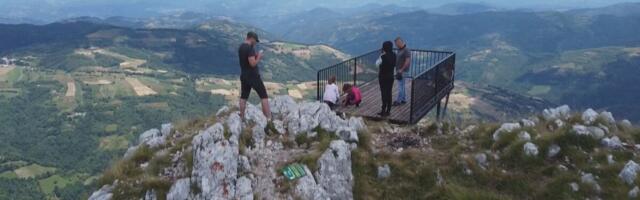 DECENIJAMA U SENCI POZNATIH PLANINA, A DANAS OSVAJA TURISTE Ljudi dolaze iz celog sveta na ovaj masiv, sa njega puca pogled na pola Srbije (FOTO)