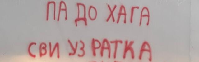 Grafiti posvećeni zločincu Ratku Mladiću osvanuli u Priboju (FOTO)