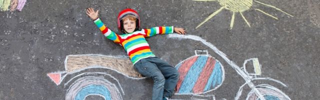 Kad sestra zabavlja brata: Kreativni crteži kredom koji su oduševili svet (FOTO)