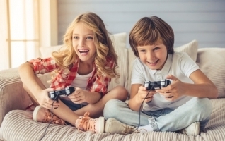 Vreme u karantinu: Da li je u redu da deca češće koriste telefone, tablete, računare?