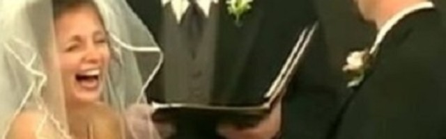 Mladoženja je nešto rekao nevesti, a onda je ona eksplodirala od smeha! (VIDEO)