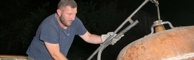 CELA ZAPADNA SRBIJA U CRVENOM: I deda i unuk podložili kazane i peku rakiju! SIPAJ I NE PITAJ (FOTO)