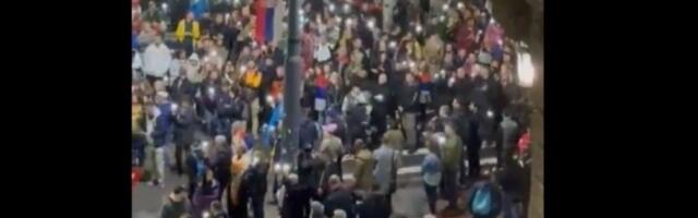 Policija užurbano napustila lokaciju, a onda je nastao haos: Snimci trenutka koji je izazvao paniku na protestu (VIDEO)