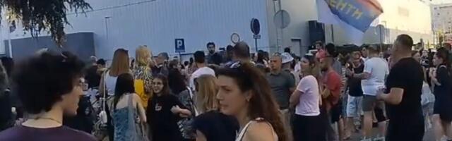 Protest ispred PS Novi Beograd zbog hapšenja studenata: "Pustite ih sve!" (FOTO/ VIDEO)