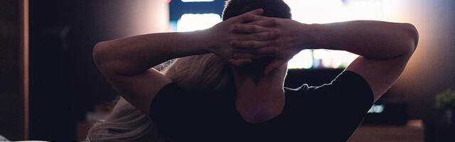 U Srbiji se uz TV ekran provodi po osam sati dnevno, štampa se prepolovila, na radiju najvernija publika