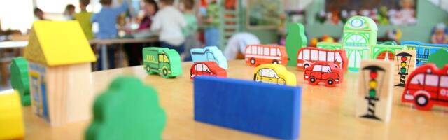 Roditelji besni zbog ponašanja zagrbačkog vaspitača pred decom! Oblači se kao žena i nosi... Skandal trese komšiluk