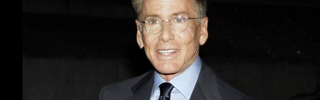 "Ode MALI, ostavio DEDU": Kelvin Klajn umalo nije pao sa stepenica, a MLAĐANI DEČKO odmah pobegao (VIDEO)