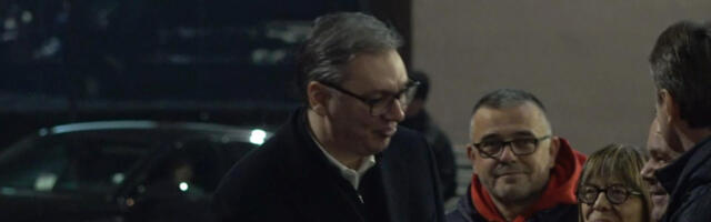 VUČIĆ STIGAO U PUTINCE Dočekuju ga ushićeni građani - otvara sportsku halu (VIDEO)
