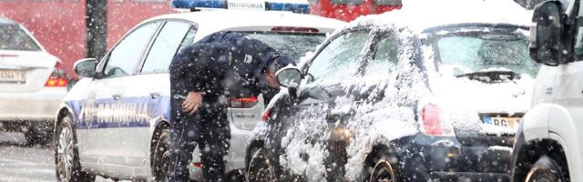 HAOS U KRALJEVU! Prikačio sanke na auto i vukao devojčice, a zatim je na njih naletelo drugo vozilo!