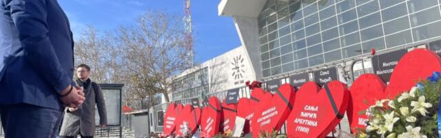 FOTO, VIDEO Evroposlanici položili vence kod nadstrešnice u Novom Sadu: Slede sastanci sa više osoba